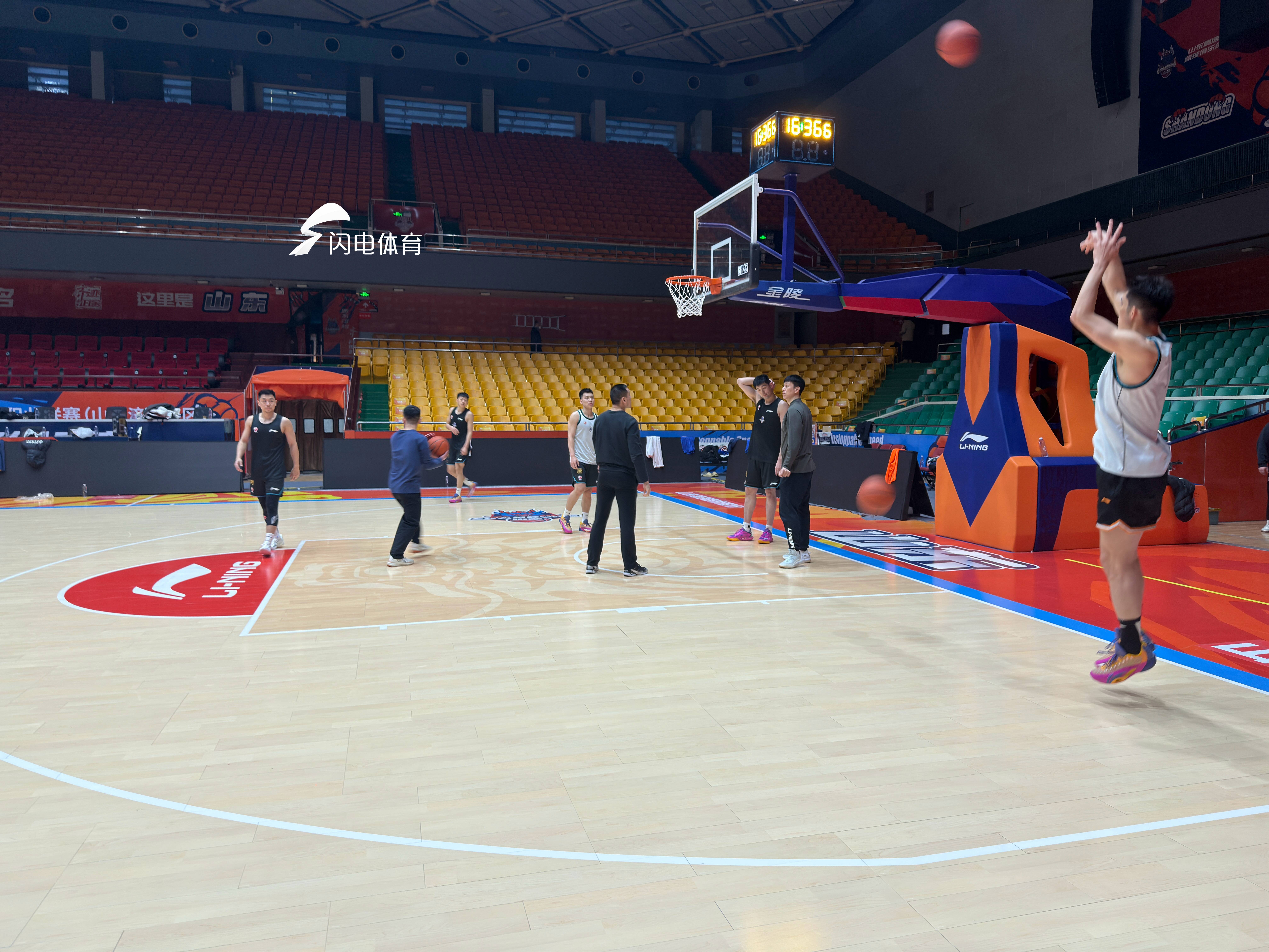 8868体育-山东高速男篮积极备战 第二阶段首战对阵江苏