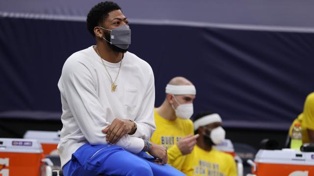 8868-浓眉伤停却有新角色 场边积极发声宛若球队助教